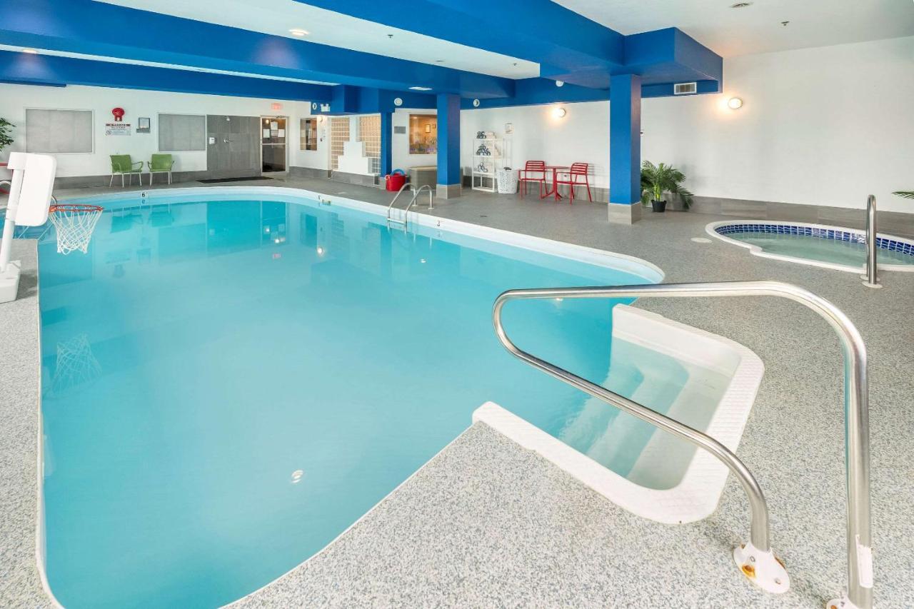 Comfort Inn & Suites Медисин Хет Екстериор снимка