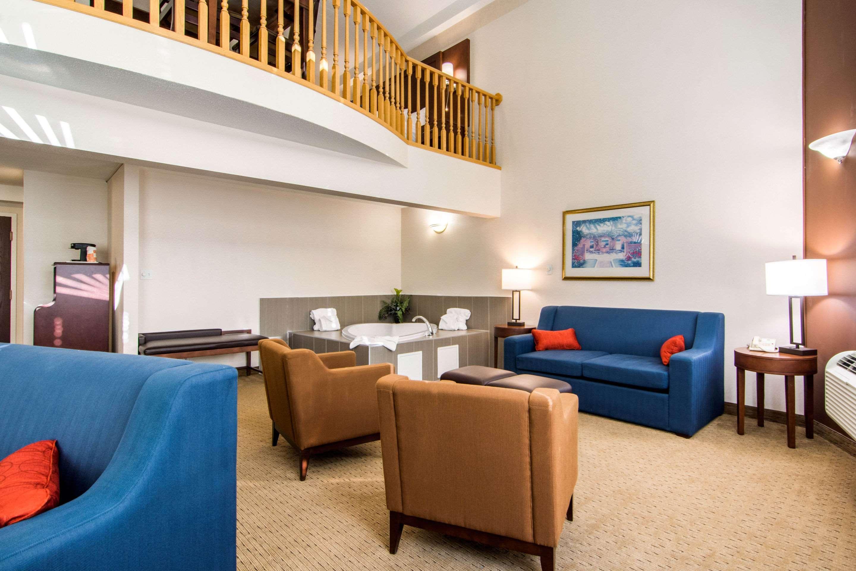 Comfort Inn & Suites Медисин Хет Екстериор снимка