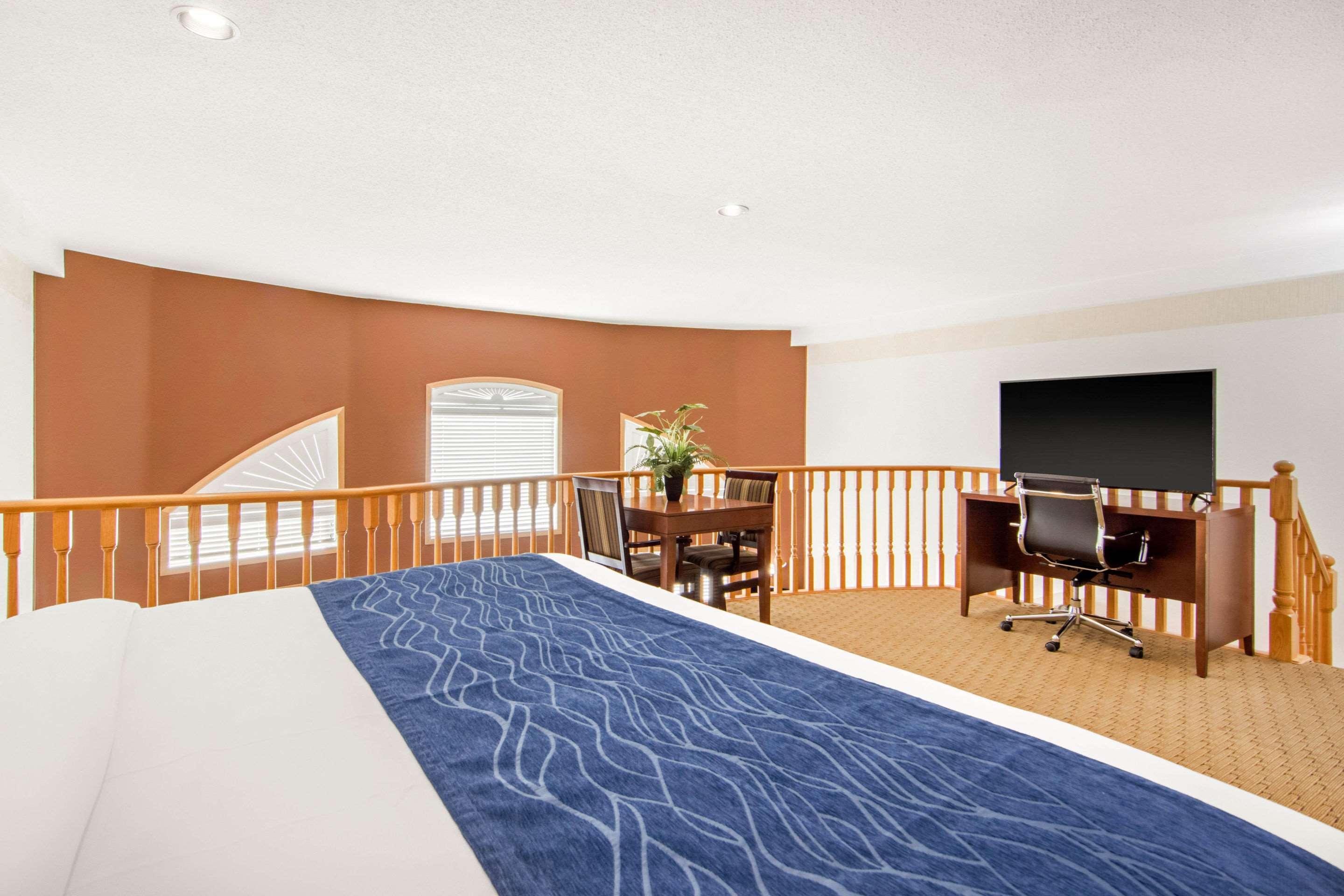 Comfort Inn & Suites Медисин Хет Екстериор снимка