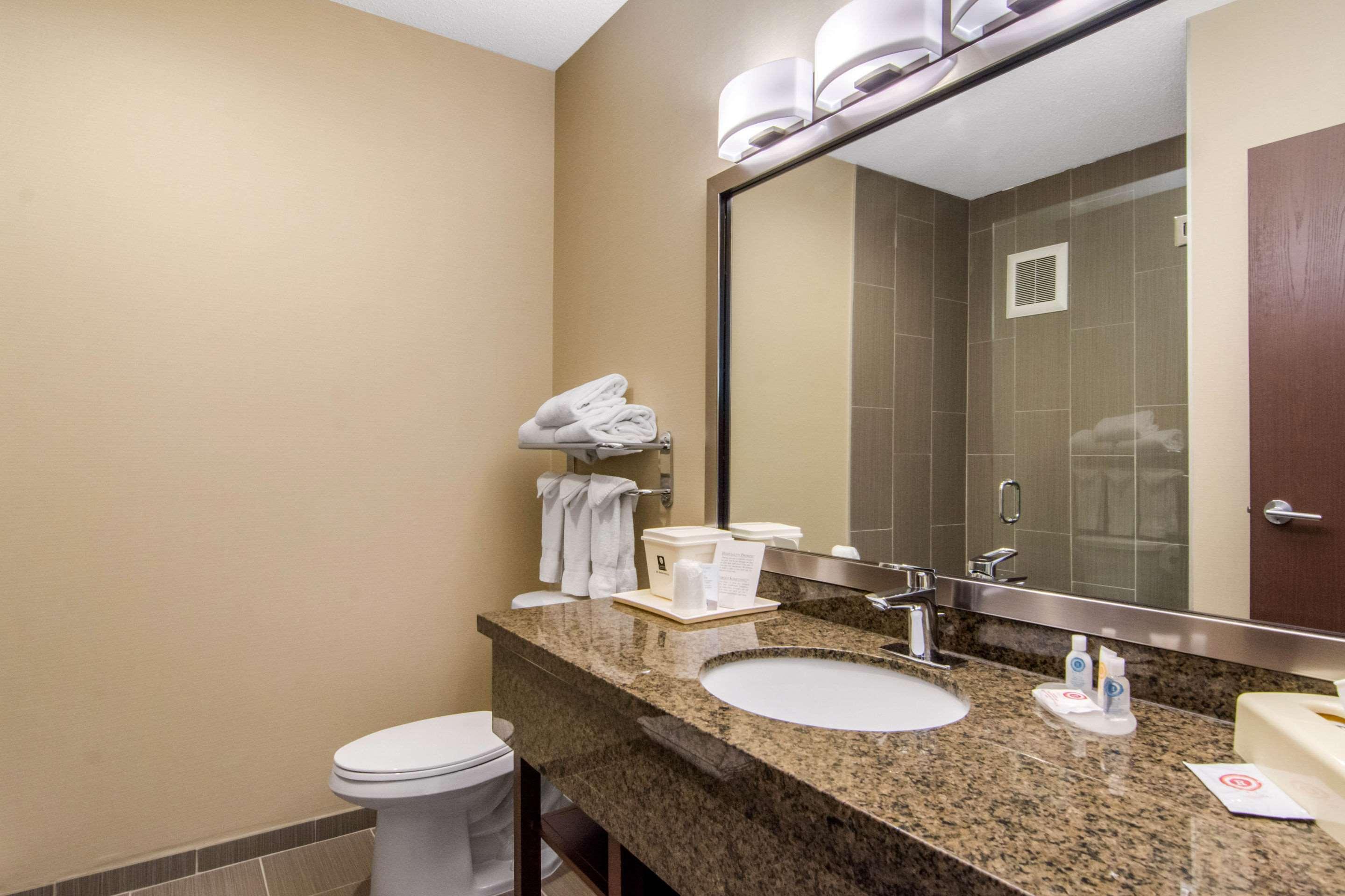 Comfort Inn & Suites Медисин Хет Екстериор снимка