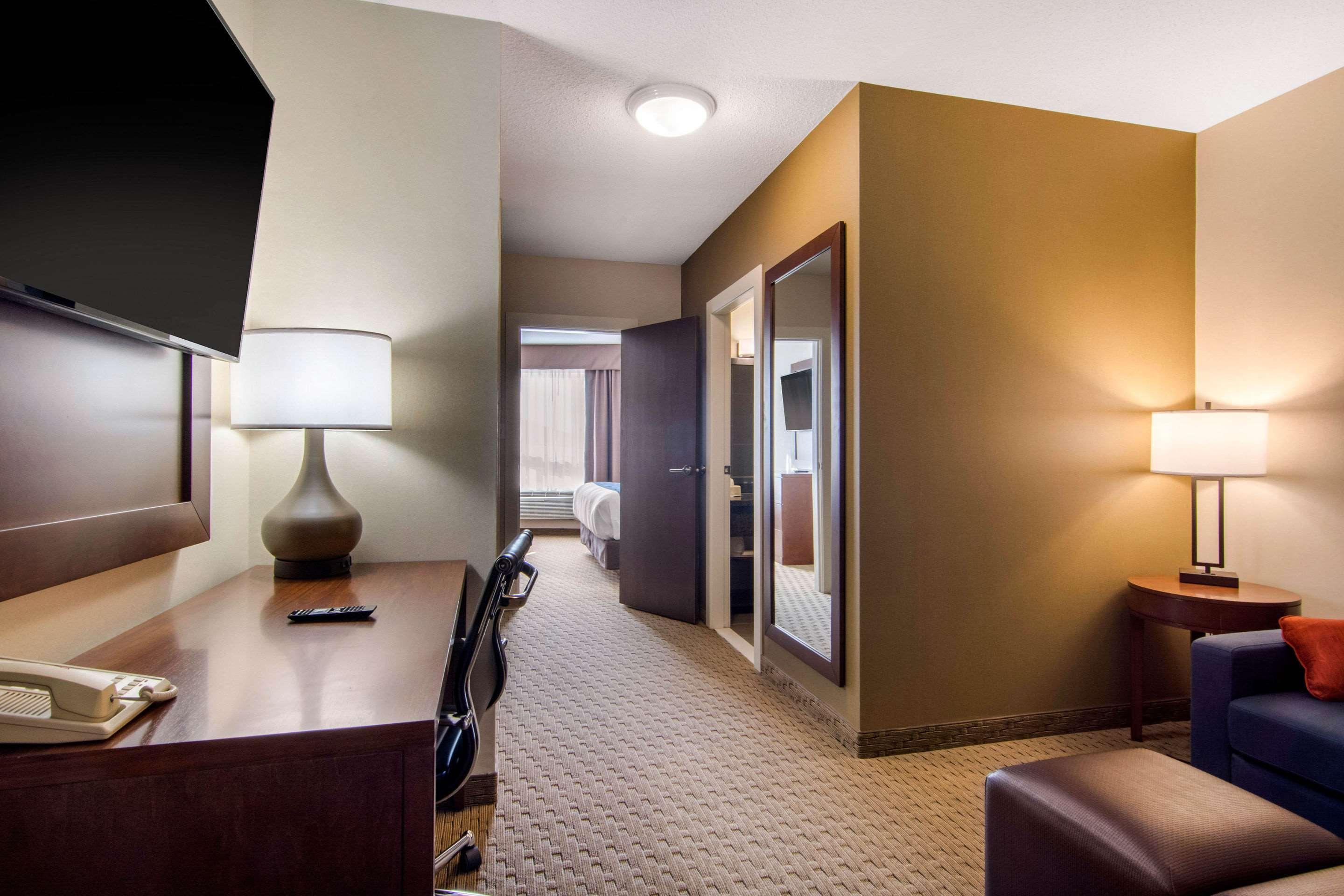 Comfort Inn & Suites Медисин Хет Екстериор снимка